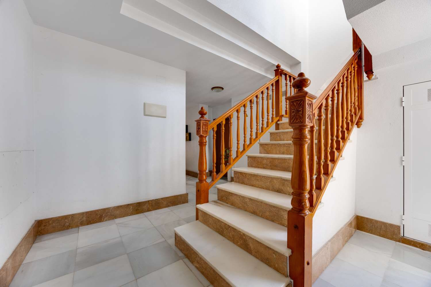 AMPLIO APARTAMENTO EN SAN MIGUEL DE SALINAS – 3 DORMITORIOS, 2 BAÑOS, PISCINA Y GARAJE