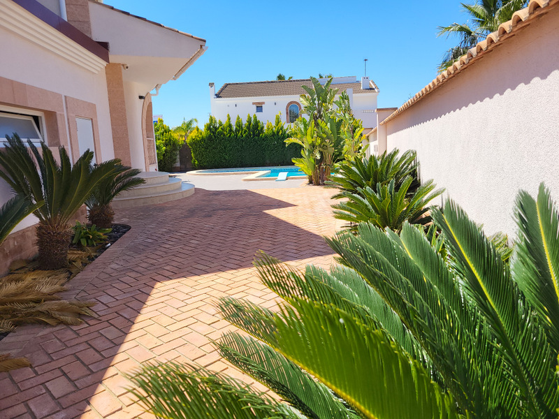 VILLA DE LUJO EN CIUDAD QUESADA – 420 M² CONSTRUIDOS, PARCELA DE 800 M², 4 DORMITORIOS Y PISCINA PRIVADA