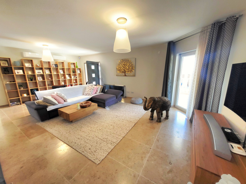 VILLA DE LUJO EN CIUDAD QUESADA – 420 M² CONSTRUIDOS, PARCELA DE 800 M², 4 DORMITORIOS Y PISCINA PRIVADA
