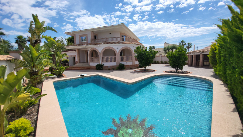 VILLA DE LUJO EN CIUDAD QUESADA – 420 M² CONSTRUIDOS, PARCELA DE 800 M², 4 DORMITORIOS Y PISCINA PRIVADA