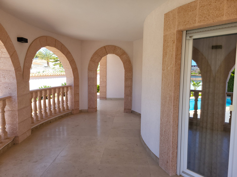 VILLA DE LUJO EN CIUDAD QUESADA – 420 M² CONSTRUIDOS, PARCELA DE 800 M², 4 DORMITORIOS Y PISCINA PRIVADA