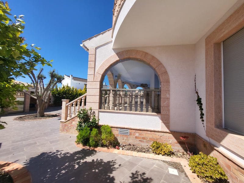 VILLA DE LUJO EN CIUDAD QUESADA – 420 M² CONSTRUIDOS, PARCELA DE 800 M², 4 DORMITORIOS Y PISCINA PRIVADA