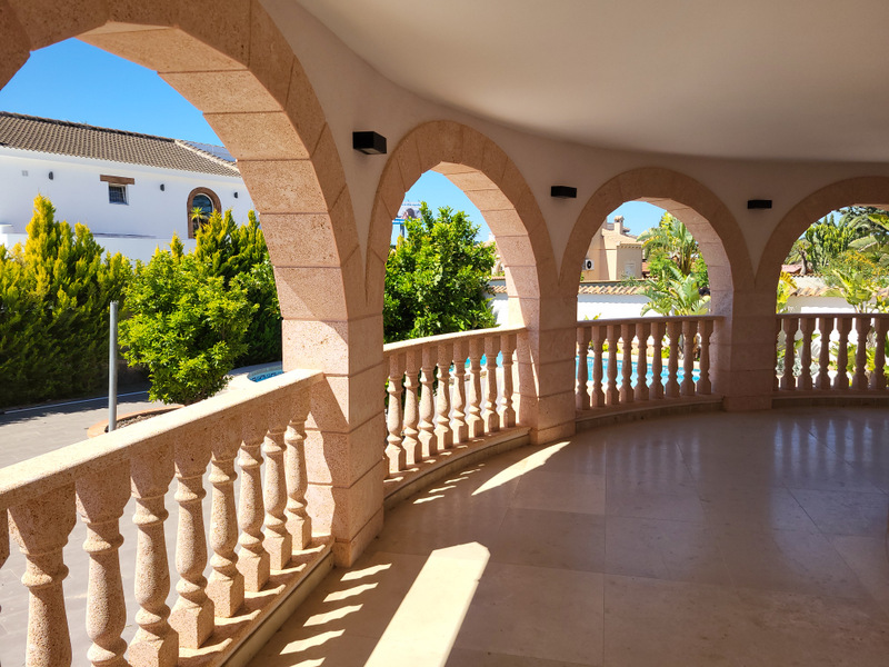 VILLA DE LUJO EN CIUDAD QUESADA – 420 M² CONSTRUIDOS, PARCELA DE 800 M², 4 DORMITORIOS Y PISCINA PRIVADA