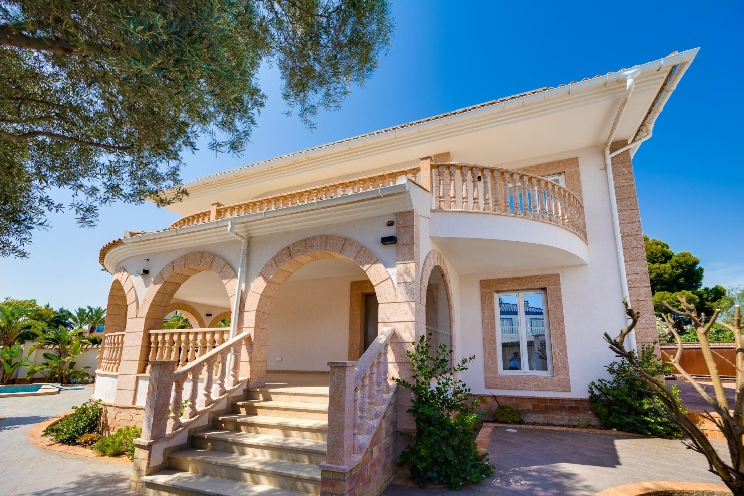 VILLA DE LUJO EN CIUDAD QUESADA – 420 M² CONSTRUIDOS, PARCELA DE 800 M², 4 DORMITORIOS Y PISCINA PRIVADA