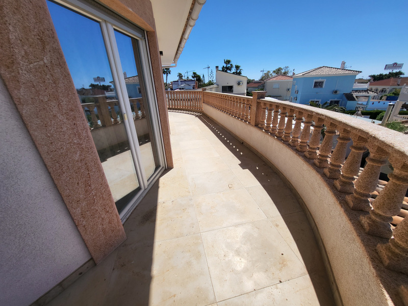 VILLA DE LUJO EN CIUDAD QUESADA – 420 M² CONSTRUIDOS, PARCELA DE 800 M², 4 DORMITORIOS Y PISCINA PRIVADA