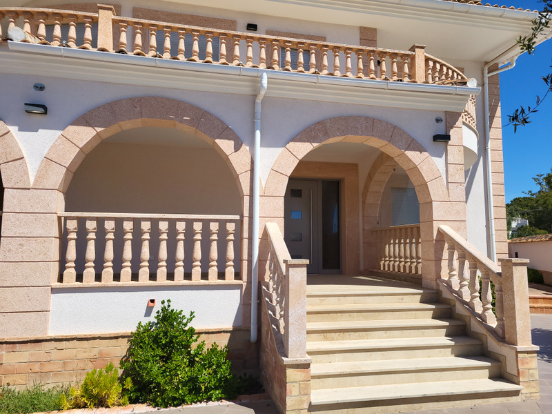 VILLA DE LUJO EN CIUDAD QUESADA – 420 M² CONSTRUIDOS, PARCELA DE 800 M², 4 DORMITORIOS Y PISCINA PRIVADA