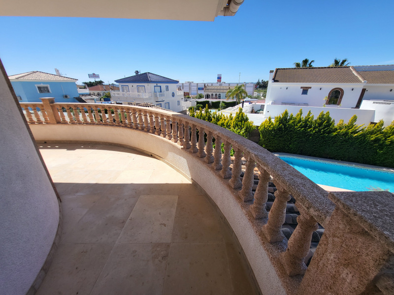 VILLA DE LUJO EN CIUDAD QUESADA – 420 M² CONSTRUIDOS, PARCELA DE 800 M², 4 DORMITORIOS Y PISCINA PRIVADA
