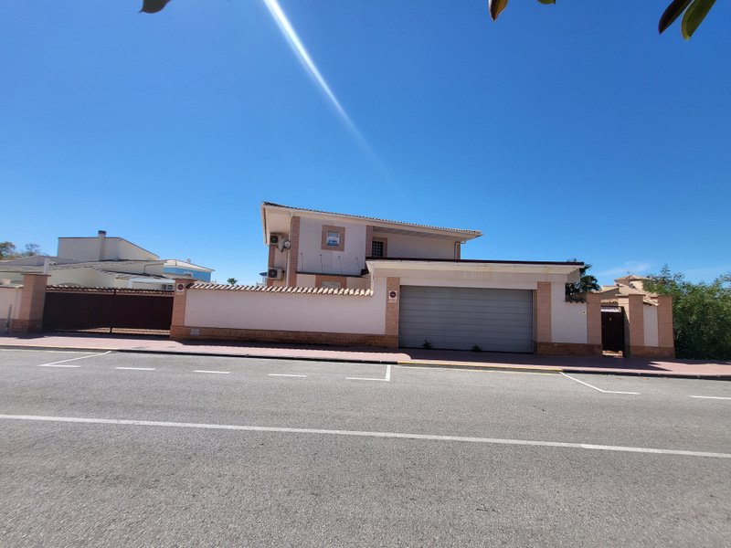 VILLA DE LUJO EN CIUDAD QUESADA – 420 M² CONSTRUIDOS, PARCELA DE 800 M², 4 DORMITORIOS Y PISCINA PRIVADA
