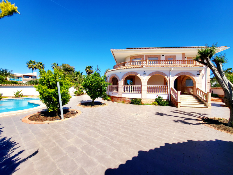 VILLA DE LUJO EN CIUDAD QUESADA – 420 M² CONSTRUIDOS, PARCELA DE 800 M², 4 DORMITORIOS Y PISCINA PRIVADA