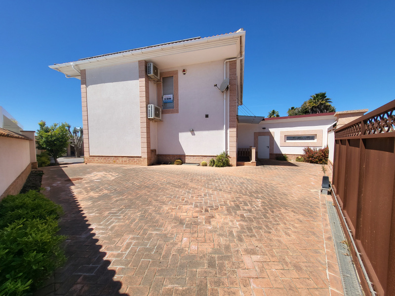VILLA DE LUJO EN CIUDAD QUESADA – 420 M² CONSTRUIDOS, PARCELA DE 800 M², 4 DORMITORIOS Y PISCINA PRIVADA