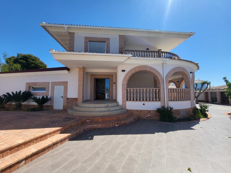 VILLA DE LUJO EN CIUDAD QUESADA – 420 M² CONSTRUIDOS, PARCELA DE 800 M², 4 DORMITORIOS Y PISCINA PRIVADA