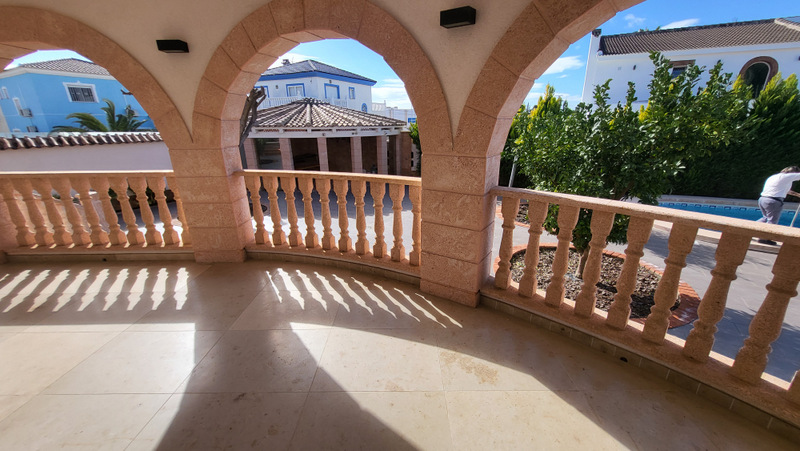 VILLA DE LUJO EN CIUDAD QUESADA – 420 M² CONSTRUIDOS, PARCELA DE 800 M², 4 DORMITORIOS Y PISCINA PRIVADA