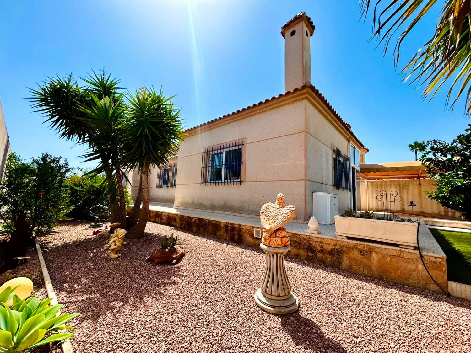 VILLA CON AMPLIO JARDÍN PRIVADO Y PISCINA COMUNITARIA EN SAN LUIS, TORREVIEJA