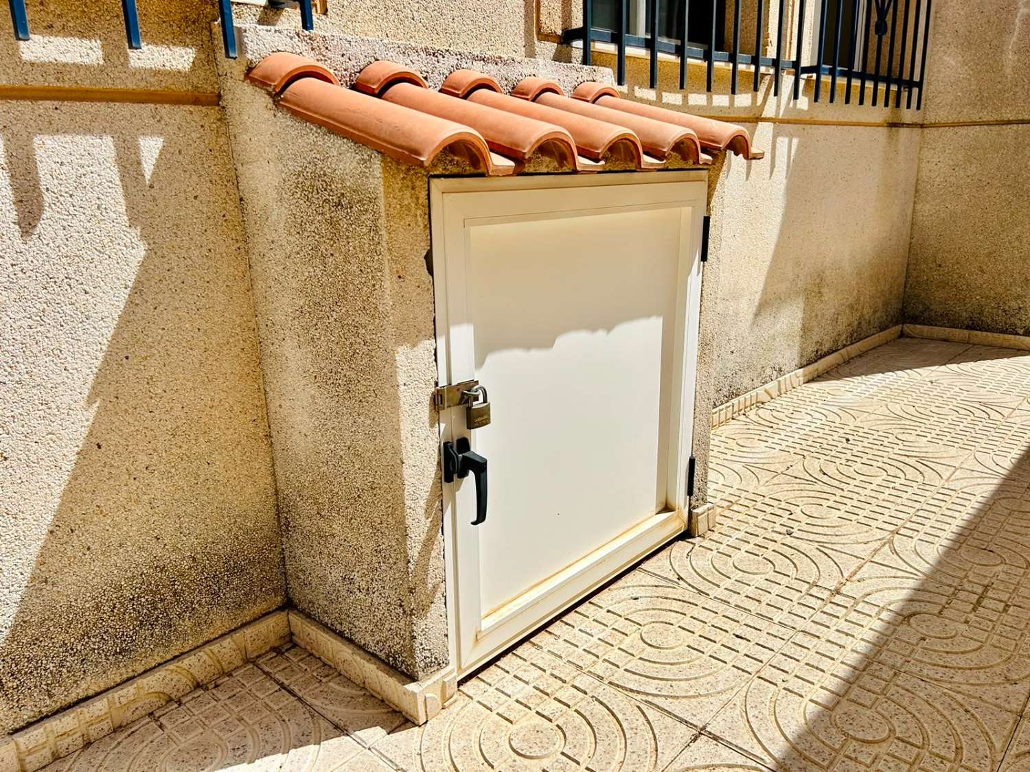 VILLA CON AMPLIO JARDÍN PRIVADO Y PISCINA COMUNITARIA EN SAN LUIS, TORREVIEJA