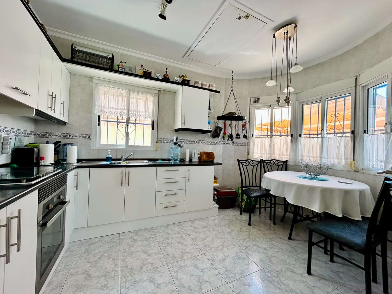 VILLA CON AMPLIO JARDÍN PRIVADO Y PISCINA COMUNITARIA EN SAN LUIS, TORREVIEJA
