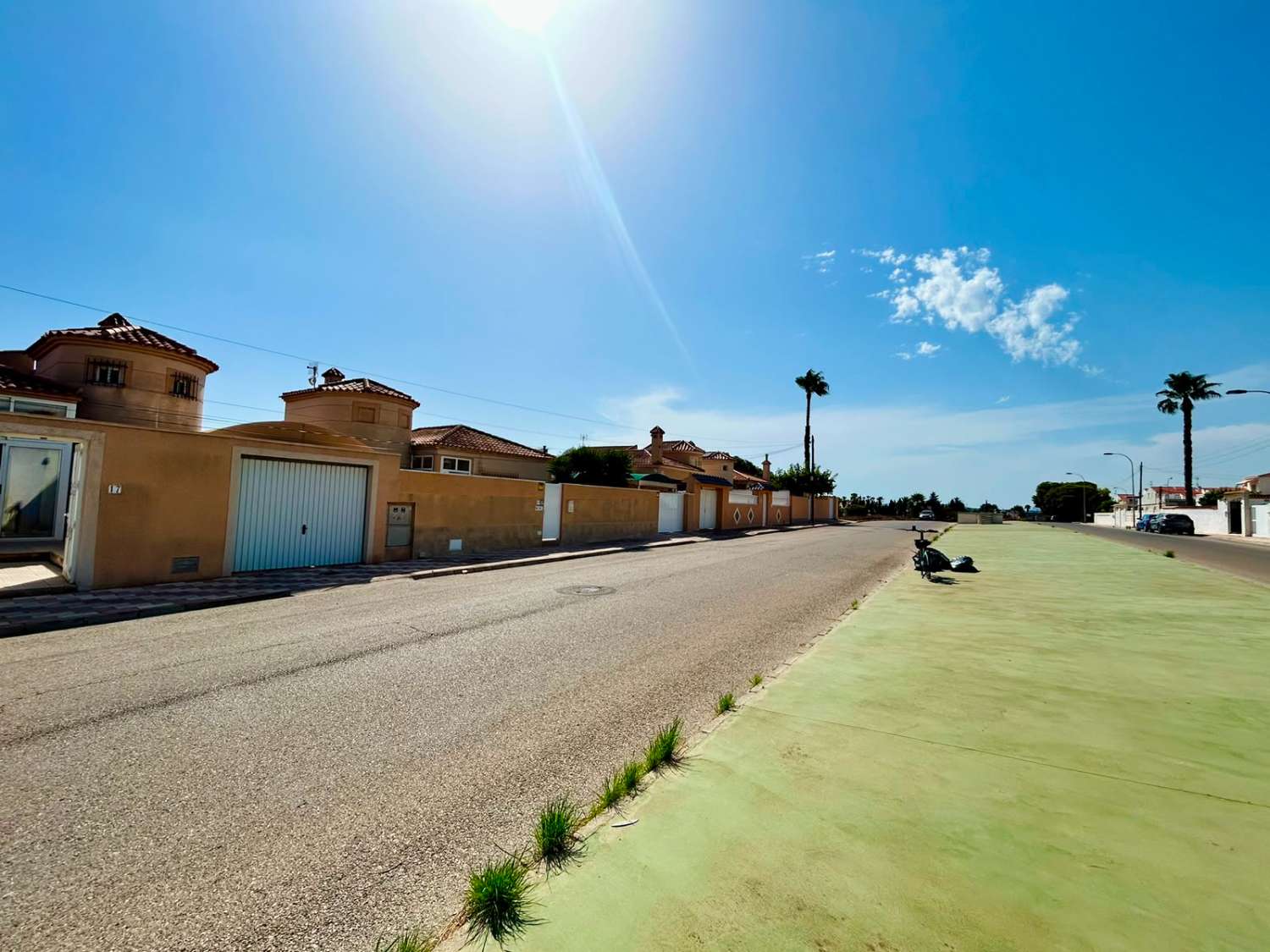 VILLA CON AMPLIO JARDÍN PRIVADO Y PISCINA COMUNITARIA EN SAN LUIS, TORREVIEJA