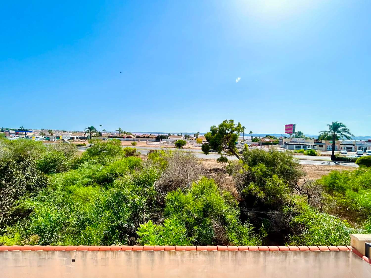 VILLA CON AMPLIO JARDÍN PRIVADO Y PISCINA COMUNITARIA EN SAN LUIS, TORREVIEJA