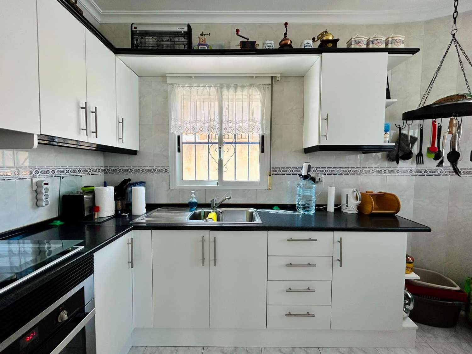 VILLA CON AMPLIO JARDÍN PRIVADO Y PISCINA COMUNITARIA EN SAN LUIS, TORREVIEJA