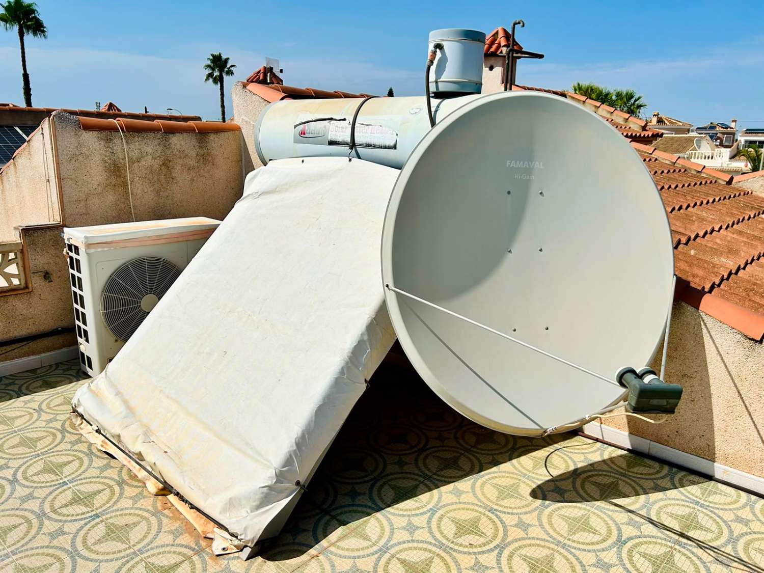 VILLA CON AMPLIO JARDÍN PRIVADO Y PISCINA COMUNITARIA EN SAN LUIS, TORREVIEJA