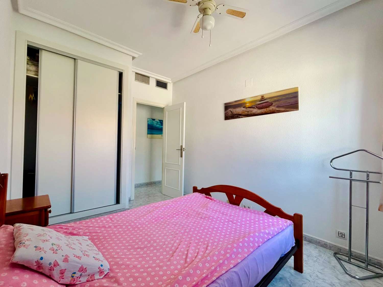 VILLA CON AMPLIO JARDÍN PRIVADO Y PISCINA COMUNITARIA EN SAN LUIS, TORREVIEJA