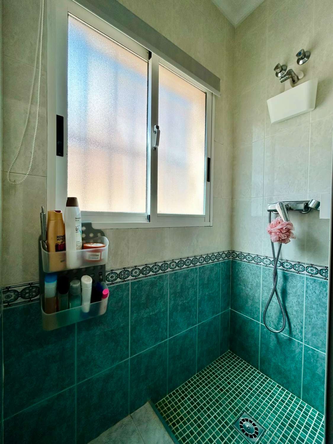 VILLA CON AMPLIO JARDÍN PRIVADO Y PISCINA COMUNITARIA EN SAN LUIS, TORREVIEJA