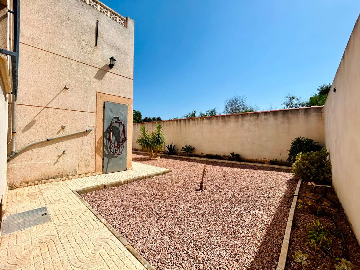 VILLA CON AMPLIO JARDÍN PRIVADO Y PISCINA COMUNITARIA EN SAN LUIS, TORREVIEJA