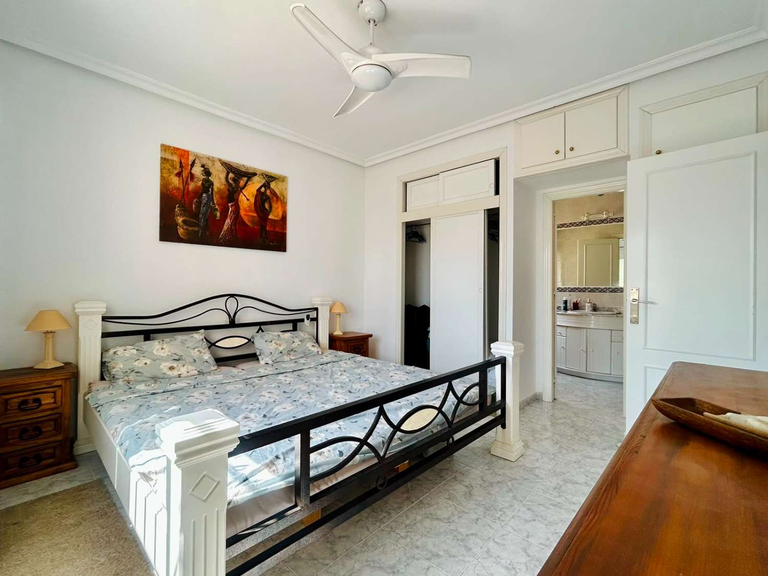 VILLA CON AMPLIO JARDÍN PRIVADO Y PISCINA COMUNITARIA EN SAN LUIS, TORREVIEJA
