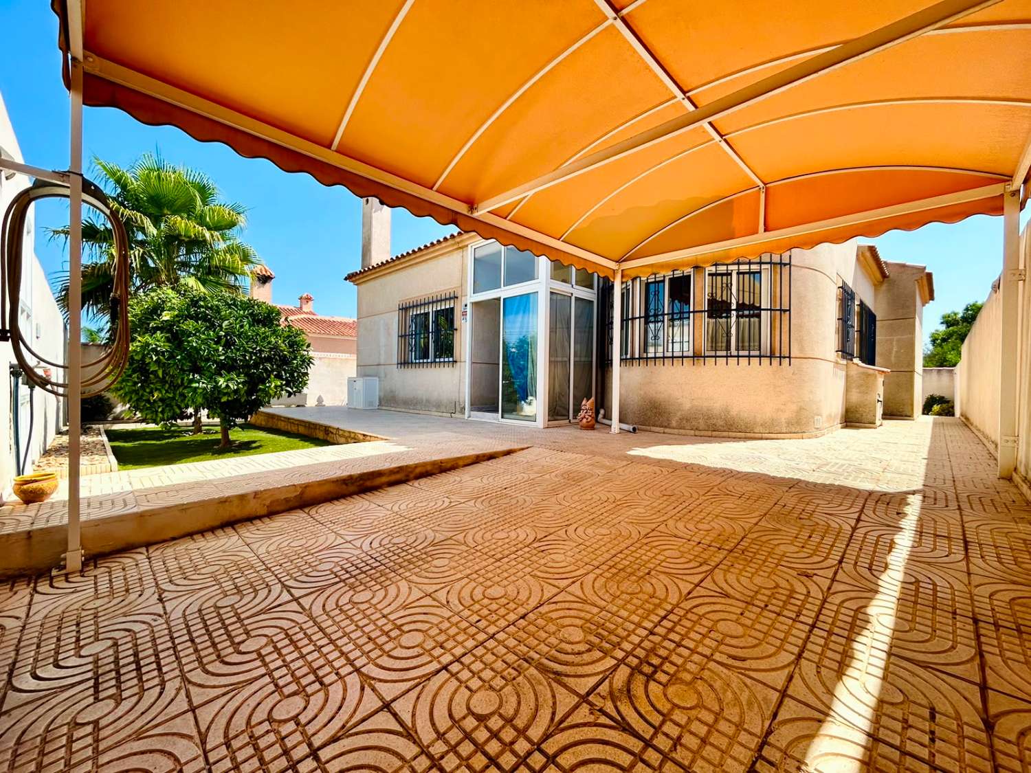 VILLA CON AMPLIO JARDÍN PRIVADO Y PISCINA COMUNITARIA EN SAN LUIS, TORREVIEJA