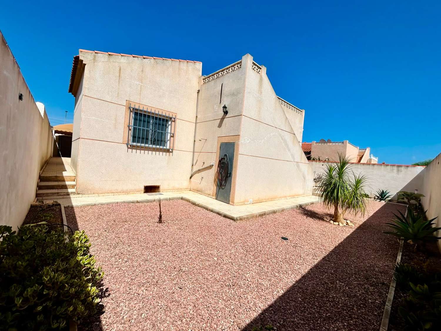 VILLA CON AMPLIO JARDÍN PRIVADO Y PISCINA COMUNITARIA EN SAN LUIS, TORREVIEJA