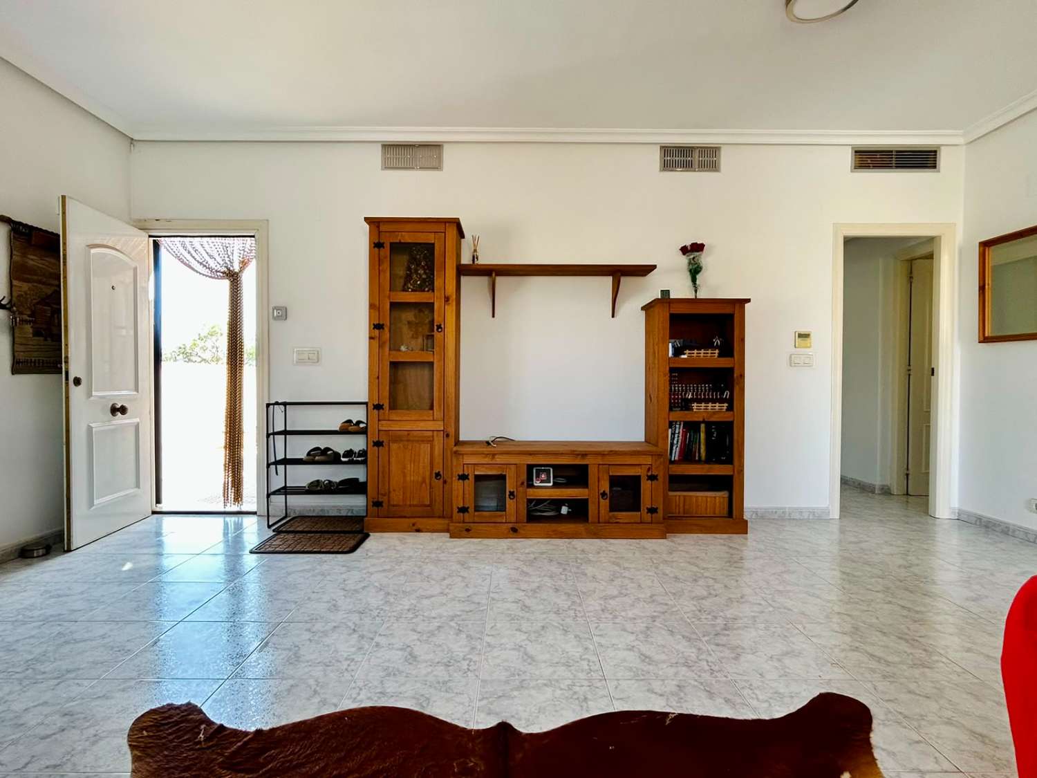 VILLA CON AMPLIO JARDÍN PRIVADO Y PISCINA COMUNITARIA EN SAN LUIS, TORREVIEJA