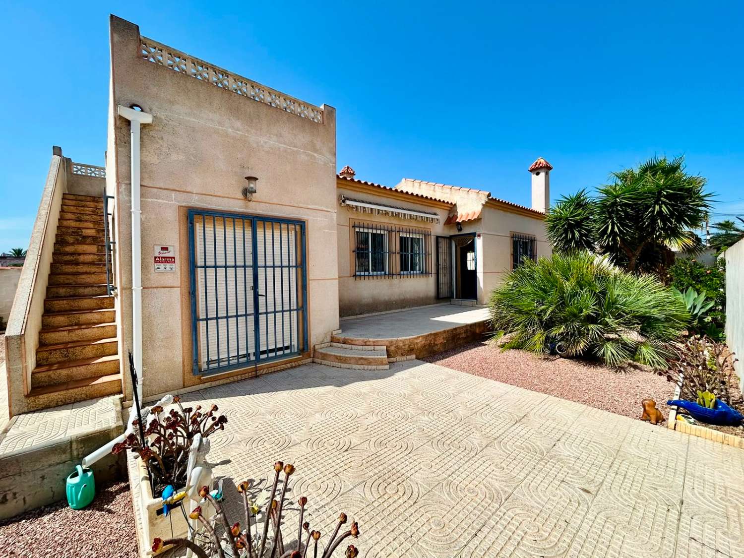 VILLA CON AMPLIO JARDÍN PRIVADO Y PISCINA COMUNITARIA EN SAN LUIS, TORREVIEJA