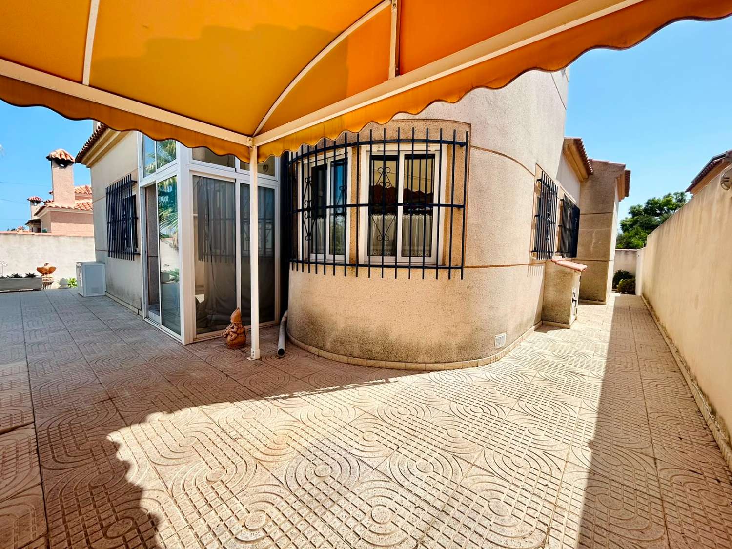VILLA CON AMPLIO JARDÍN PRIVADO Y PISCINA COMUNITARIA EN SAN LUIS, TORREVIEJA