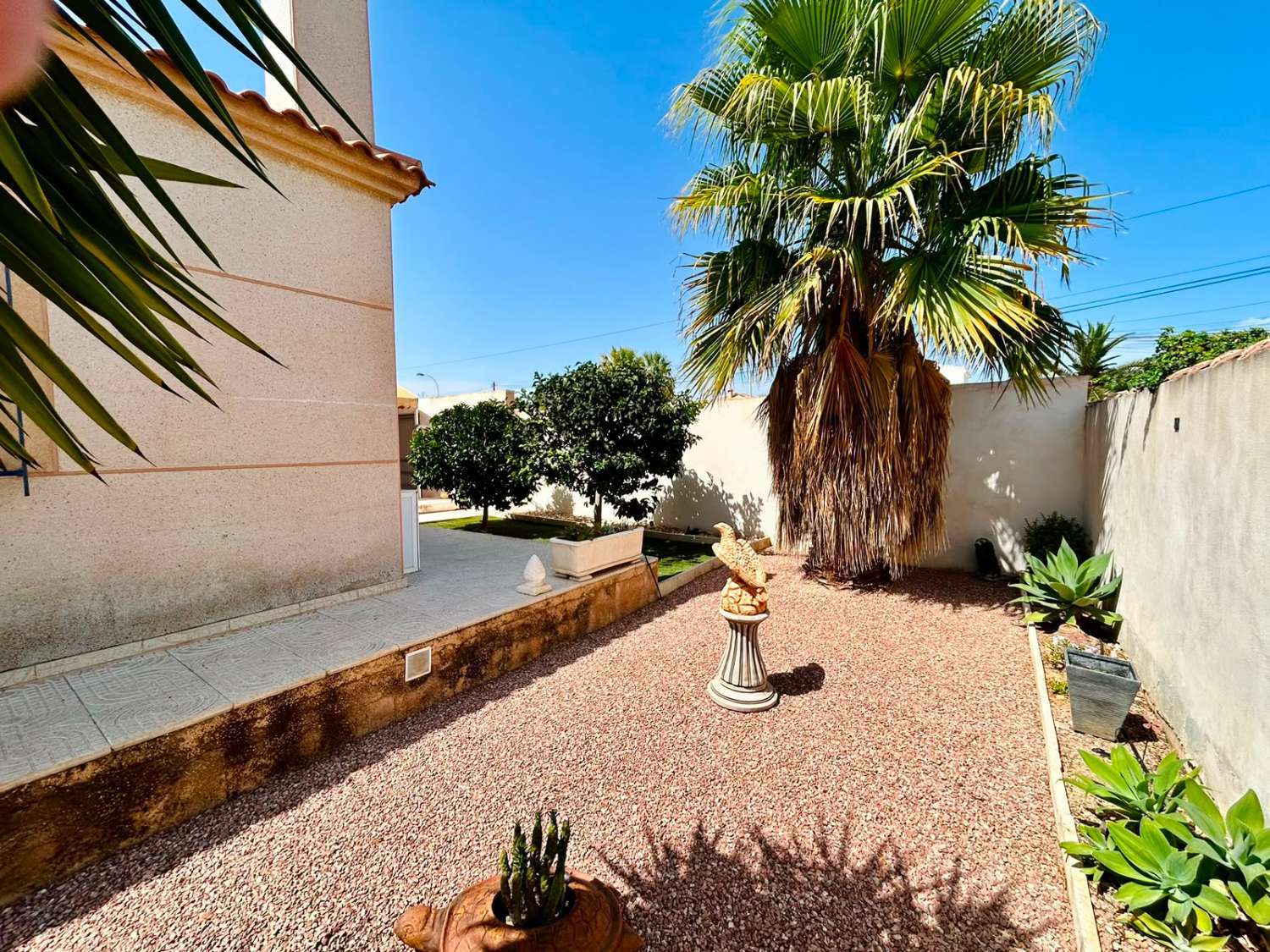 VILLA CON AMPLIO JARDÍN PRIVADO Y PISCINA COMUNITARIA EN SAN LUIS, TORREVIEJA