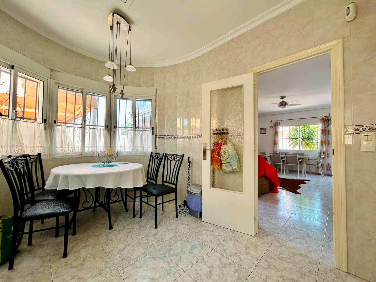 VILLA CON AMPLIO JARDÍN PRIVADO Y PISCINA COMUNITARIA EN SAN LUIS, TORREVIEJA