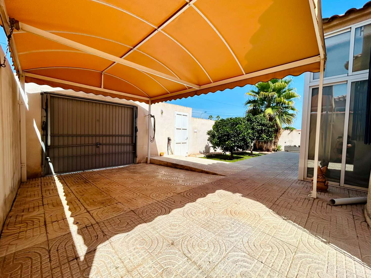 VILLA CON AMPLIO JARDÍN PRIVADO Y PISCINA COMUNITARIA EN SAN LUIS, TORREVIEJA