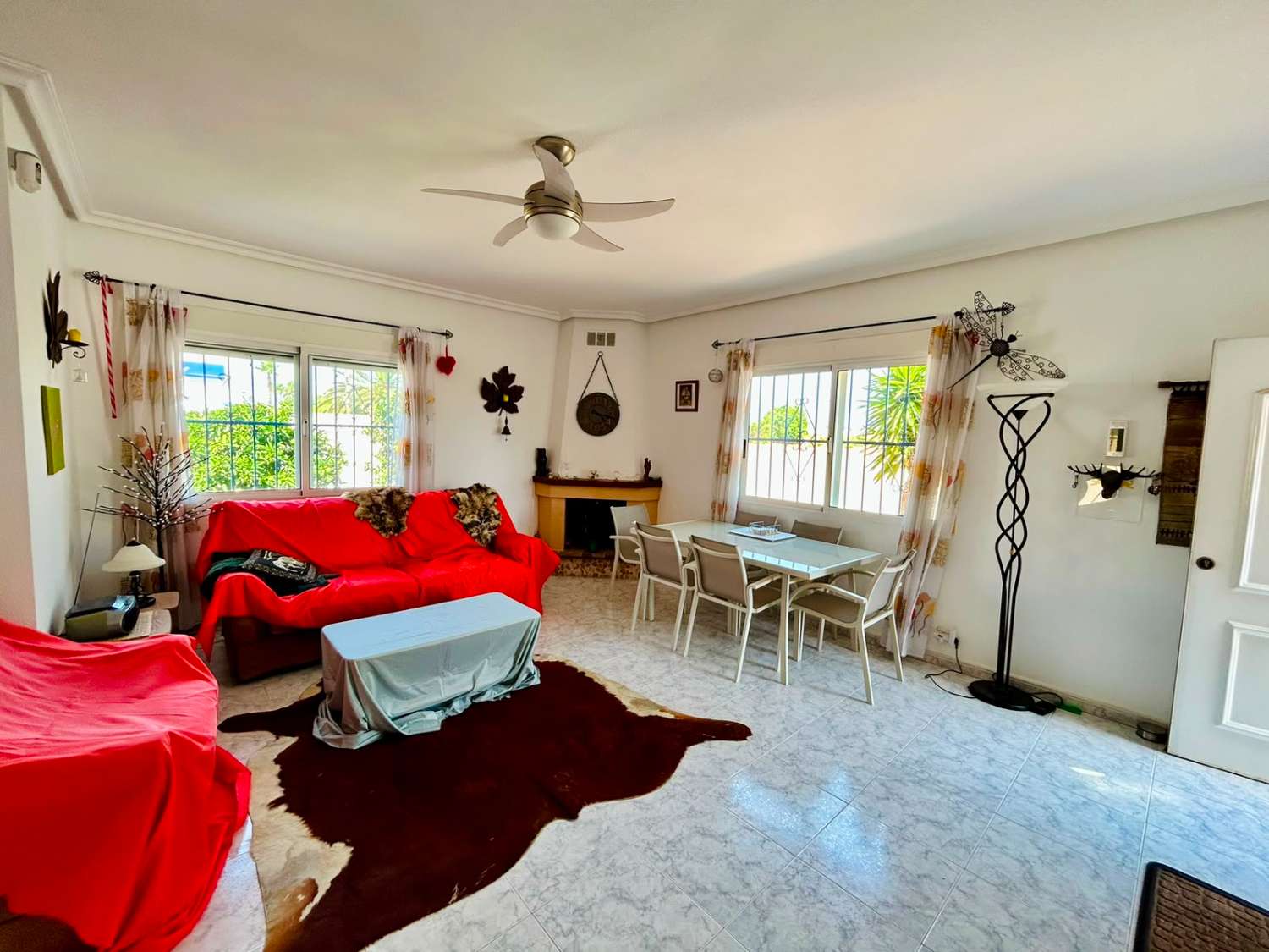 VILLA CON AMPLIO JARDÍN PRIVADO Y PISCINA COMUNITARIA EN SAN LUIS, TORREVIEJA
