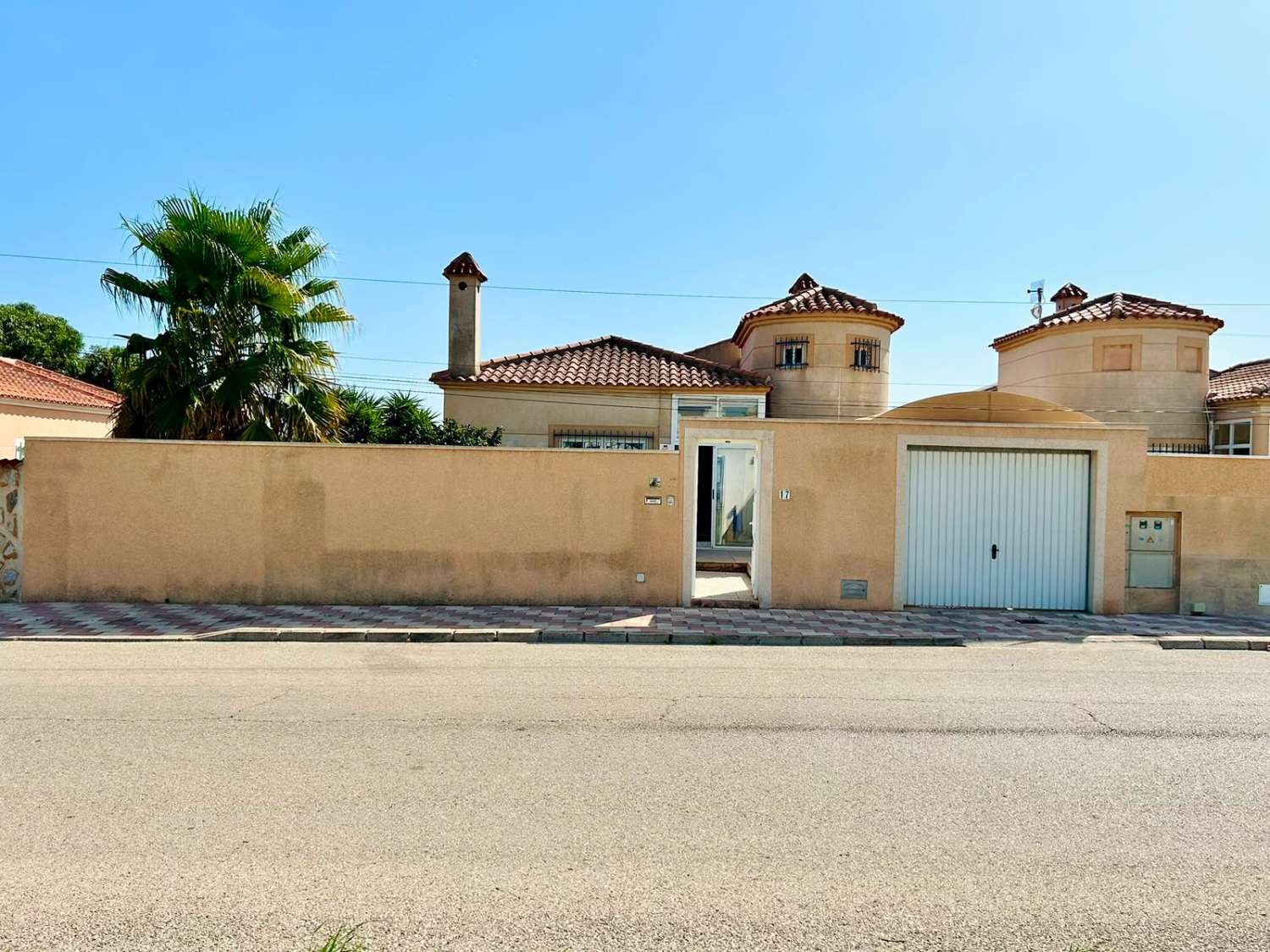 VILLA CON AMPLIO JARDÍN PRIVADO Y PISCINA COMUNITARIA EN SAN LUIS, TORREVIEJA