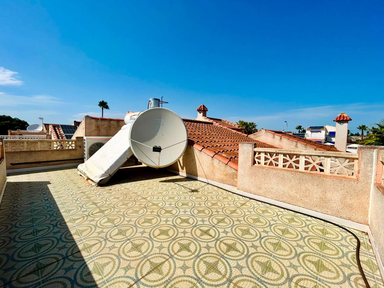 VILLA CON AMPLIO JARDÍN PRIVADO Y PISCINA COMUNITARIA EN SAN LUIS, TORREVIEJA