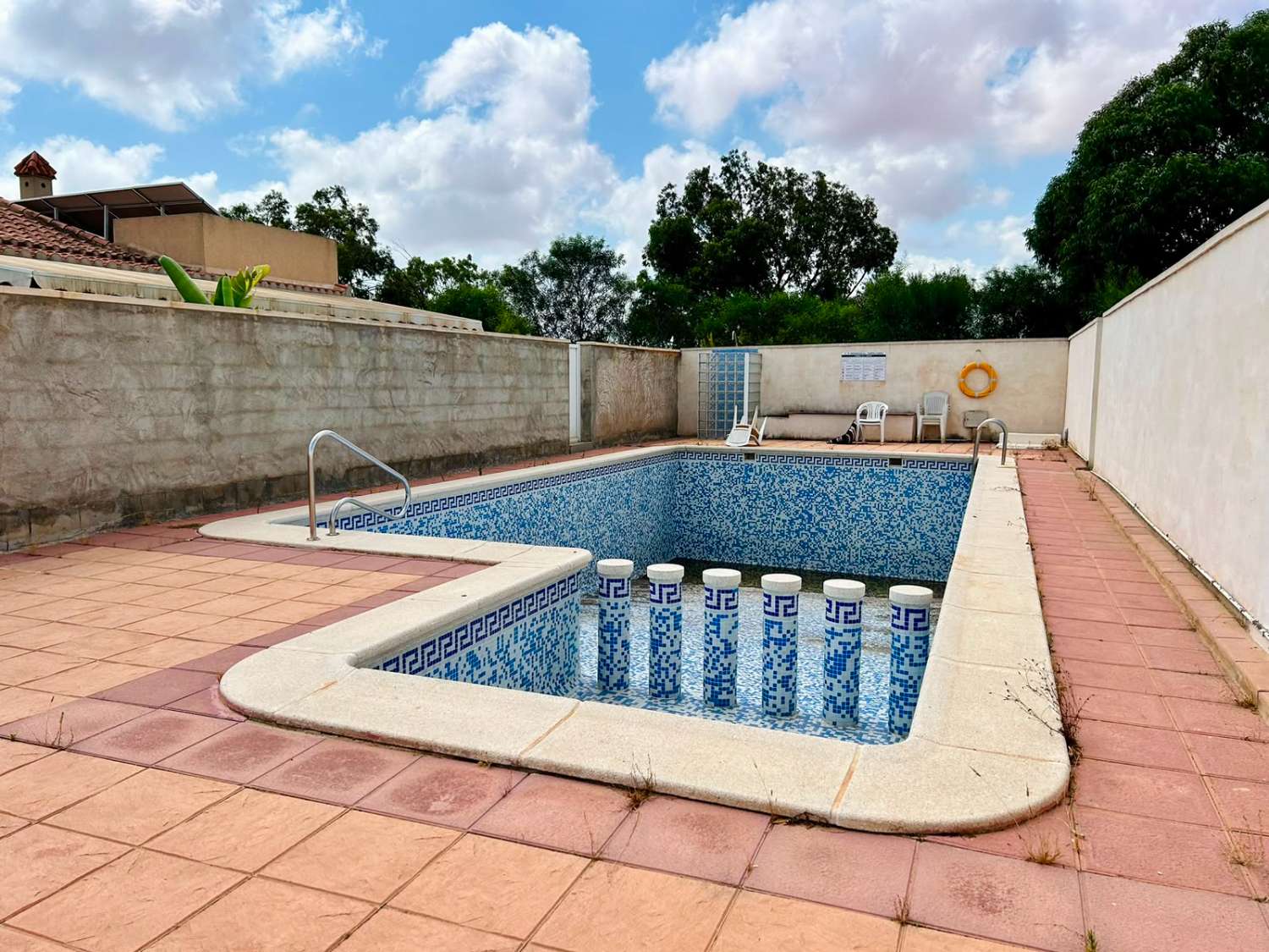 VILLA CON AMPLIO JARDÍN PRIVADO Y PISCINA COMUNITARIA EN SAN LUIS, TORREVIEJA