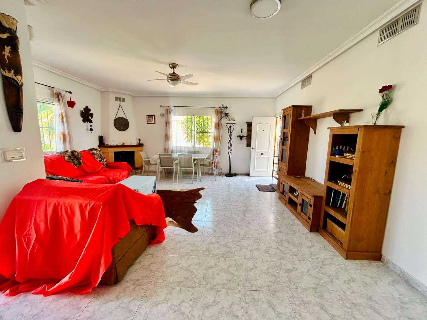 VILLA CON AMPLIO JARDÍN PRIVADO Y PISCINA COMUNITARIA EN SAN LUIS, TORREVIEJA
