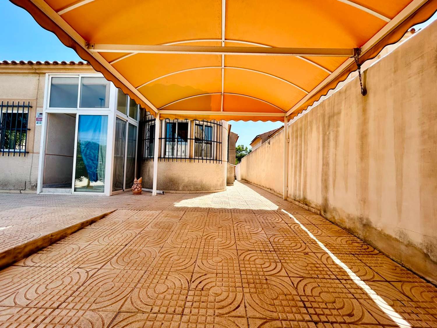 VILLA CON AMPLIO JARDÍN PRIVADO Y PISCINA COMUNITARIA EN SAN LUIS, TORREVIEJA