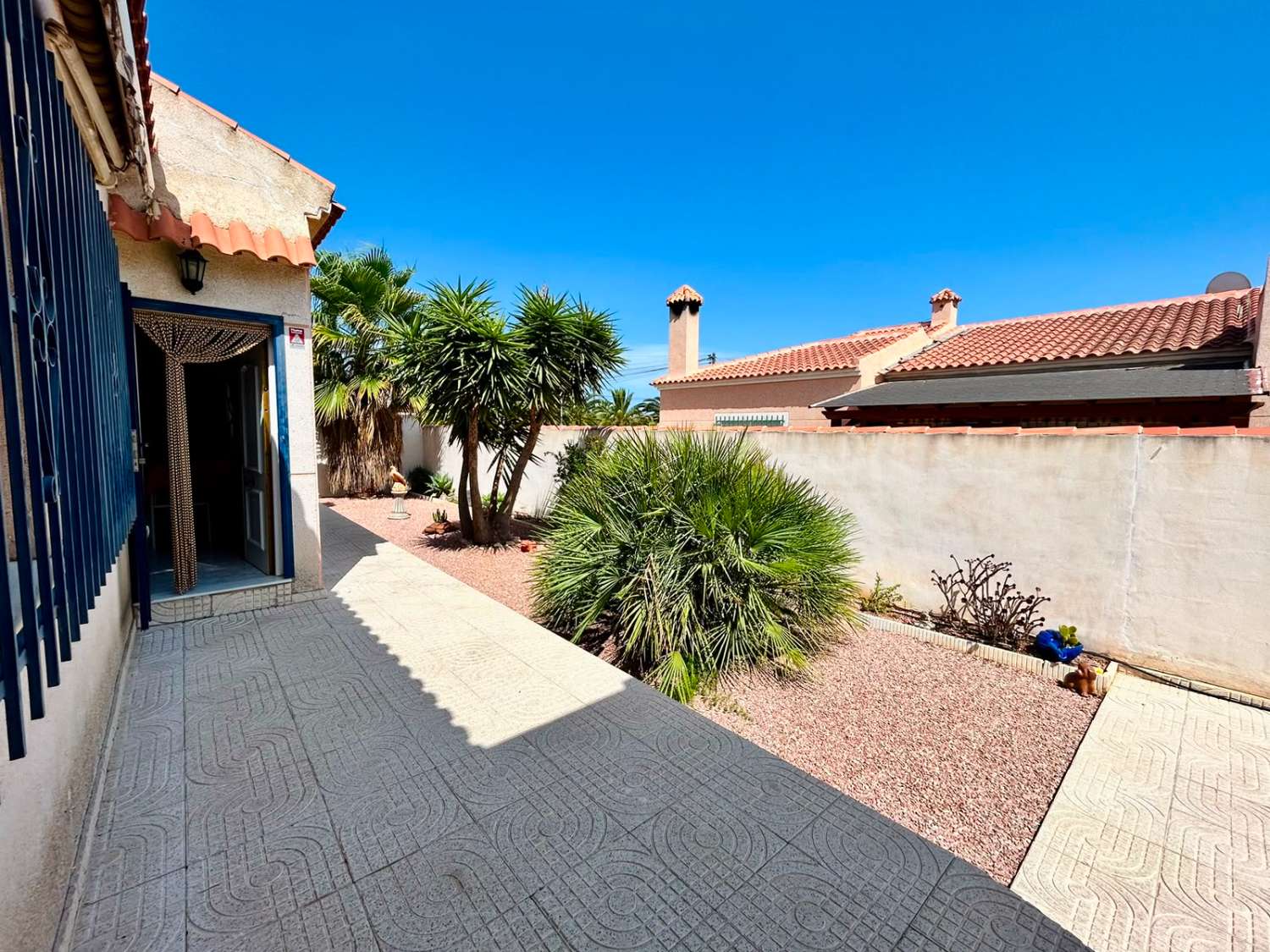 VILLA CON AMPLIO JARDÍN PRIVADO Y PISCINA COMUNITARIA EN SAN LUIS, TORREVIEJA