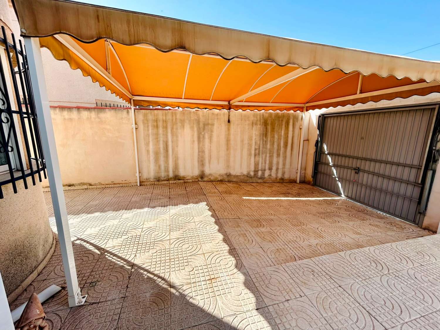 VILLA CON AMPLIO JARDÍN PRIVADO Y PISCINA COMUNITARIA EN SAN LUIS, TORREVIEJA