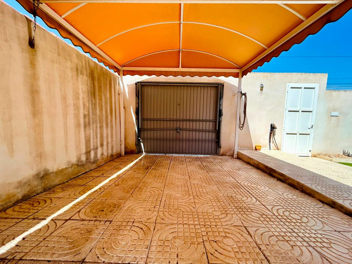 VILLA CON AMPLIO JARDÍN PRIVADO Y PISCINA COMUNITARIA EN SAN LUIS, TORREVIEJA