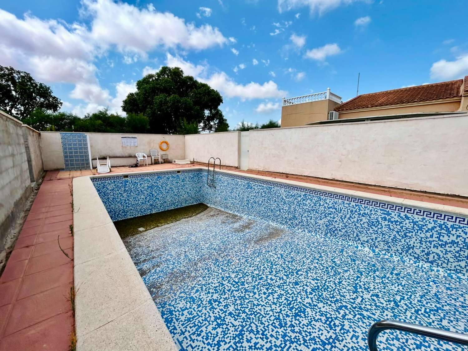 VILLA CON AMPLIO JARDÍN PRIVADO Y PISCINA COMUNITARIA EN SAN LUIS, TORREVIEJA