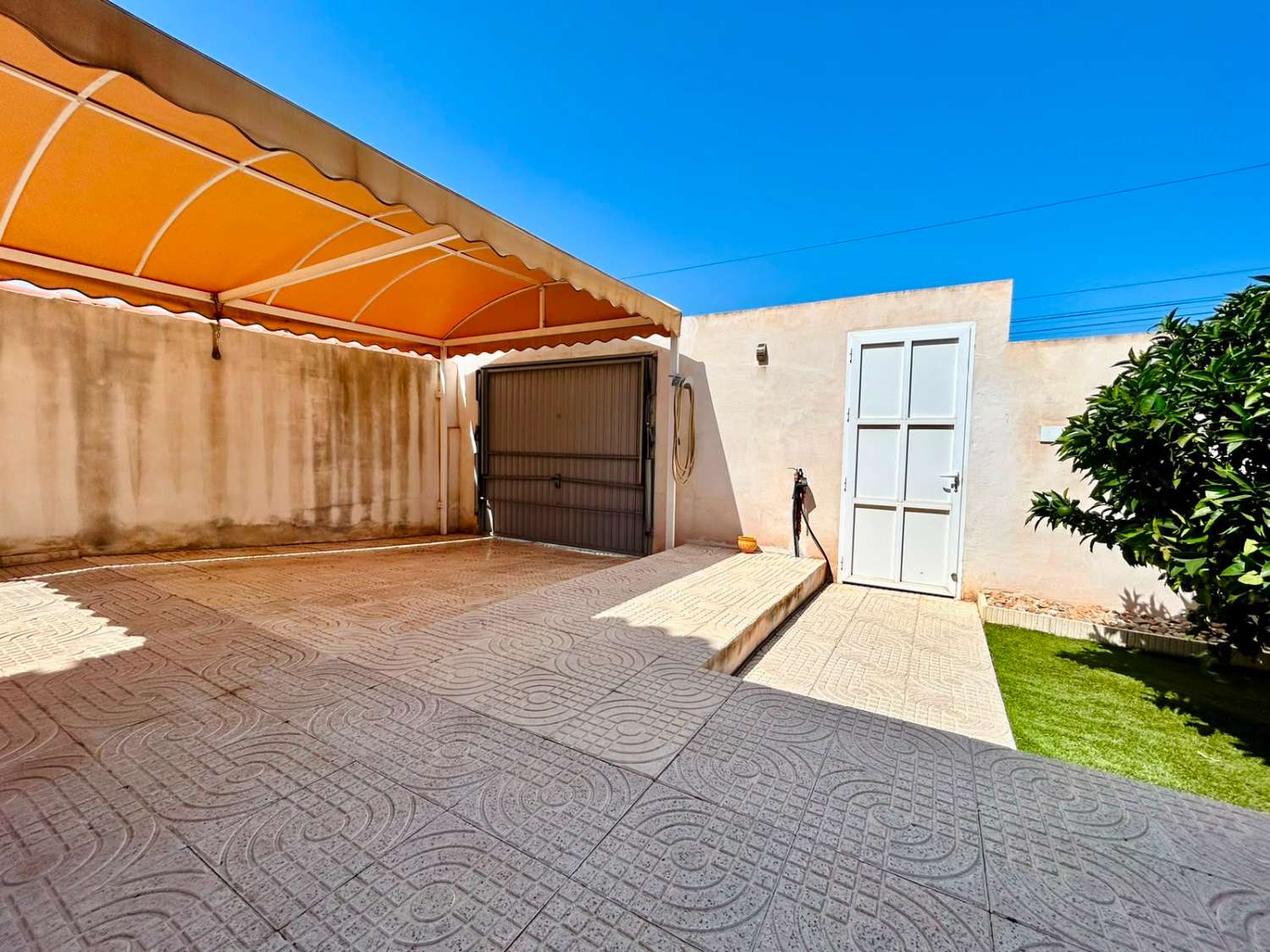 VILLA CON AMPLIO JARDÍN PRIVADO Y PISCINA COMUNITARIA EN SAN LUIS, TORREVIEJA