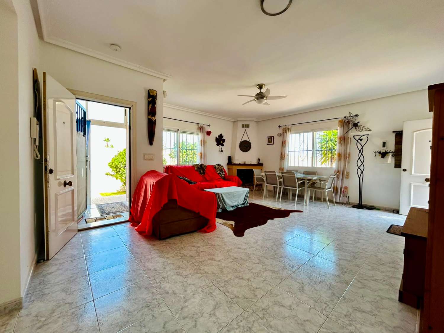 VILLA CON AMPLIO JARDÍN PRIVADO Y PISCINA COMUNITARIA EN SAN LUIS, TORREVIEJA