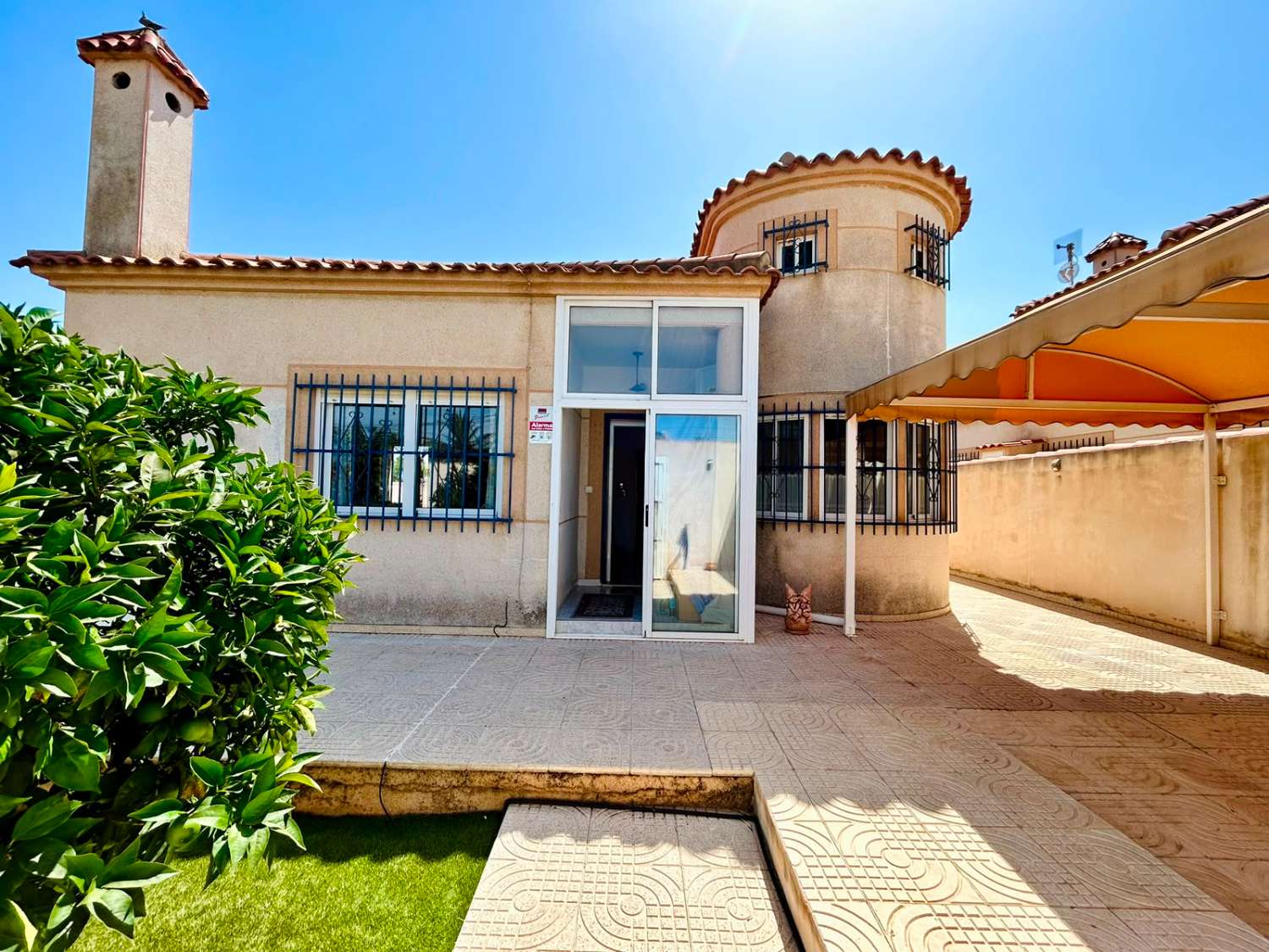 VILLA CON AMPLIO JARDÍN PRIVADO Y PISCINA COMUNITARIA EN SAN LUIS, TORREVIEJA