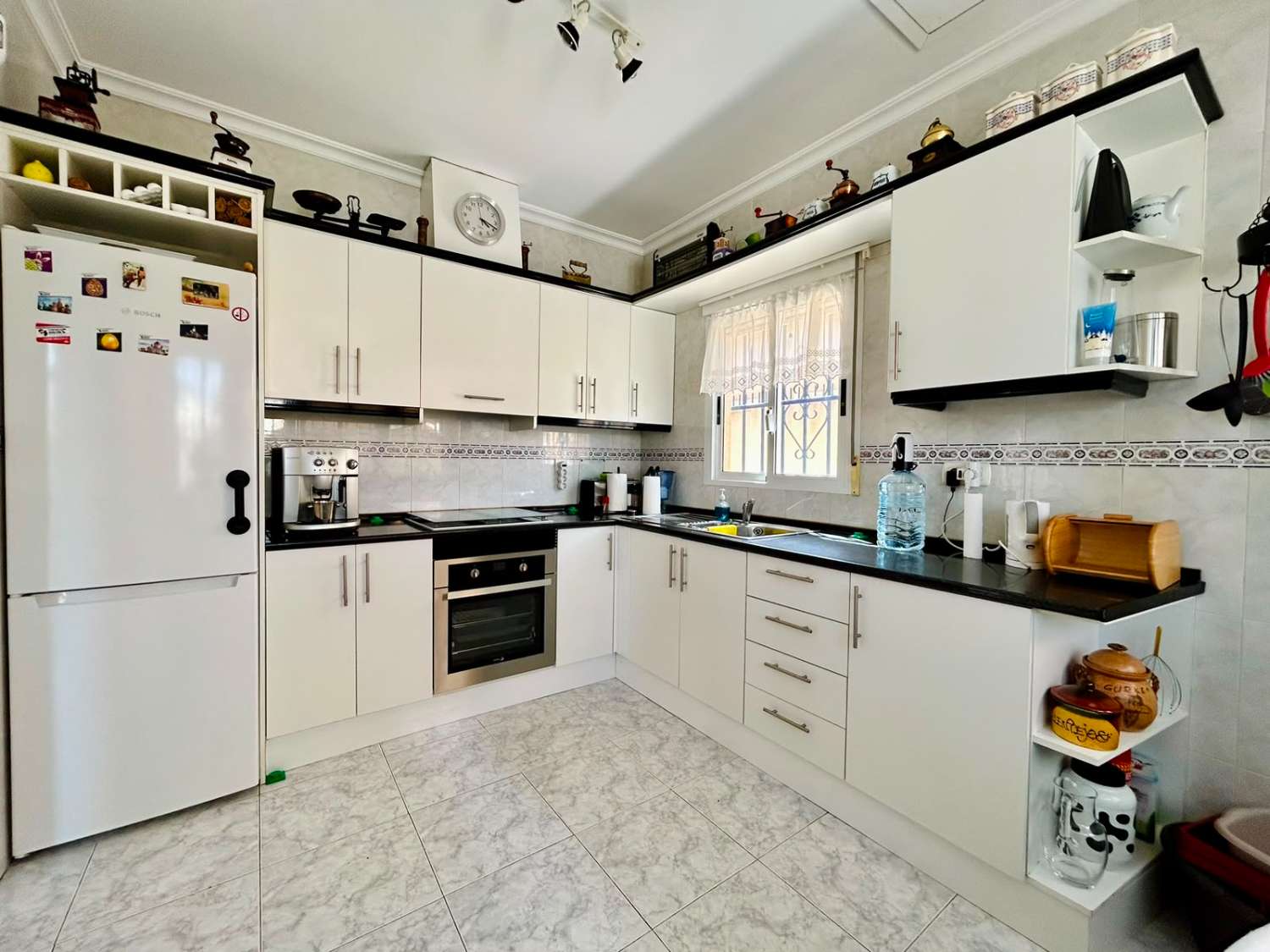 VILLA CON AMPLIO JARDÍN PRIVADO Y PISCINA COMUNITARIA EN SAN LUIS, TORREVIEJA