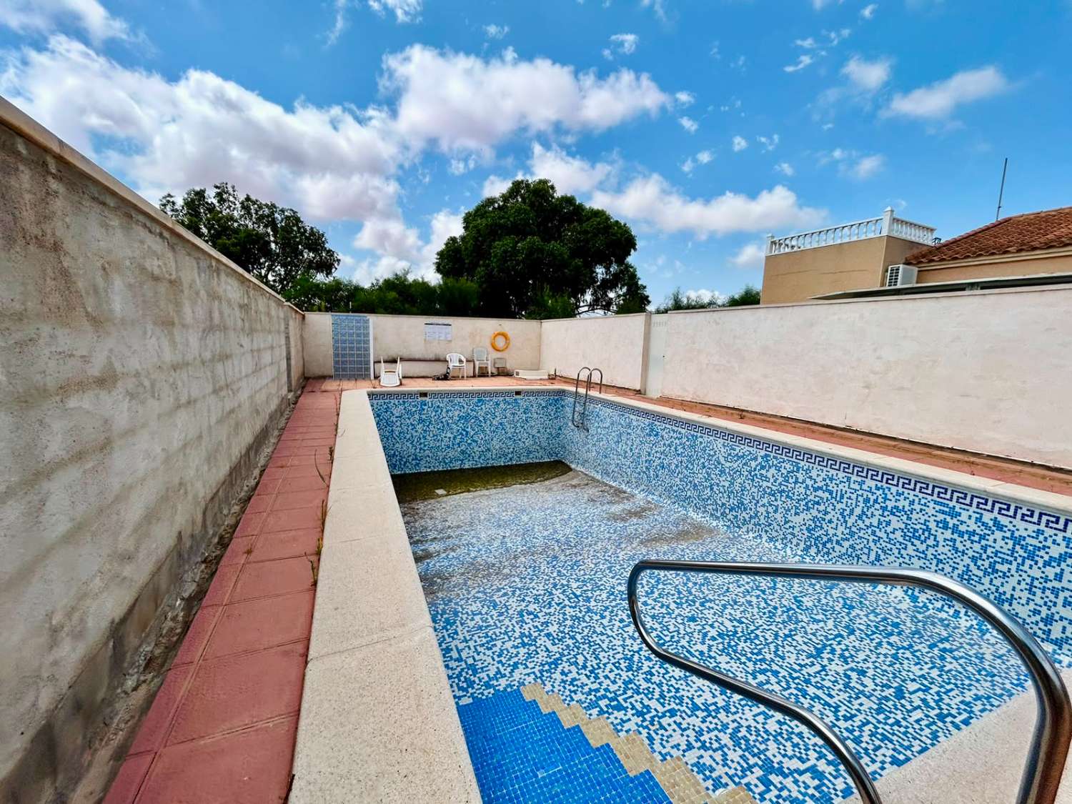 VILLA CON AMPLIO JARDÍN PRIVADO Y PISCINA COMUNITARIA EN SAN LUIS, TORREVIEJA